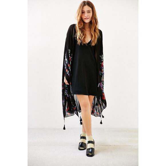NEW Urban Outfitters Women's Black Garden Floral Embellished Poncho One Size OS - Picture 4 of 8